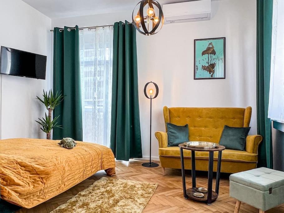 Art Deco Studio In Old Town Братислава Екстер'єр фото